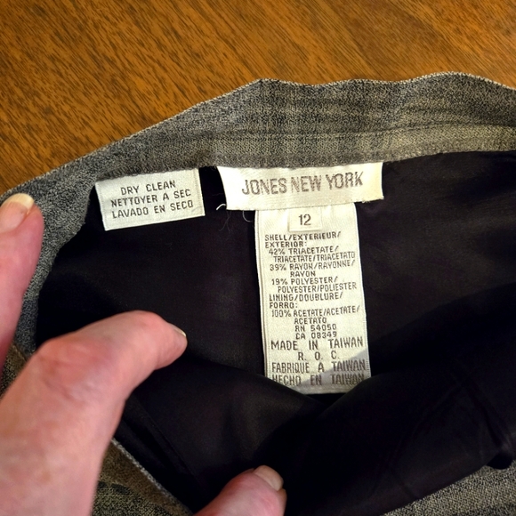 Jones of New York Woman's Green Plaid Suit, Size 12 - Picture 16 of 16